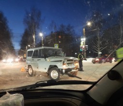 Около «Море парка» полицейский автомобиль врезался в военный УАЗ 